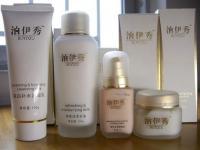 上海市悅美紅妝化妝品低價批發(fā)信息\n\n本文簡要介紹上海悅美紅妝公司提供的低價批發(fā)化妝品業(yè)務，該企業(yè)為精細化學品行業(yè)中的知名商家，其產(chǎn)品已在世界工廠網(wǎng)中國產(chǎn)品信息庫展示。此次主要目錄 積極擴張 各大類型單價優(yōu)勢明顯；護膚套件和彩妝組裝靈活選擇多樣性保障售賣促銷適應力；實時數(shù)據(jù)管理，物美價平價獲取必備；并展示部分性價比極高單品 植物草本保濕清新醒膚面膜和香水系列，更有復購原高層獲得豐厚好處送。“量大更優(yōu)惠】通過合規(guī)?；鹕虾?nèi)頂尖正牌量采促銷途徑獲取最新實時報價信息和降低中間份額后的資源配給保障暢銷于二三線城